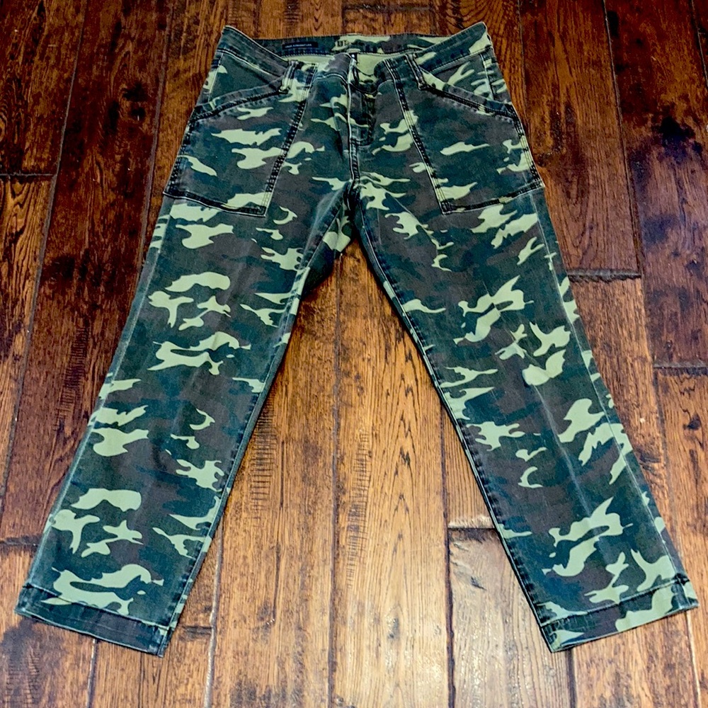 KUT from the Kloth camouflage crop straight leg pants size 8